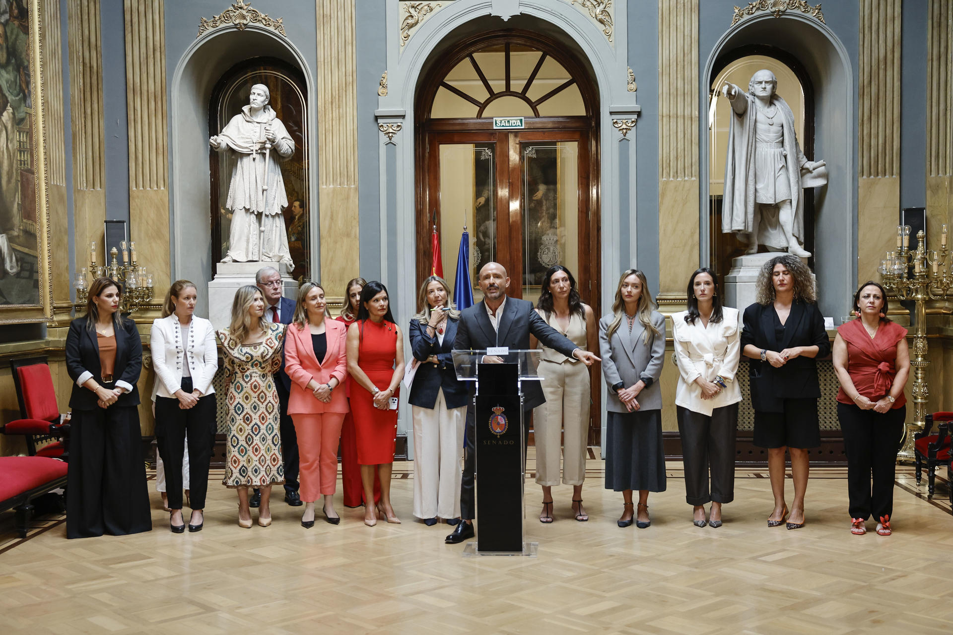 La portavoz del GPP en el Senado, Alicia García (c-i), junto al vicesecretario de Educación e Igualdad del PP, Jaime de los Santos (c), y la consejera de Inclusión Social, Juventud, Familias e Igualdad de la Junta de Andalucía, Loles López (c-d) entre otros, ofrecen una rueda de prensa previa a la Comisión General de las Comunidades Autónomas, donde se abordará el escándalo de las pulseras antimaltrato, este martes en el Senado. EFE/ Sergio Perez