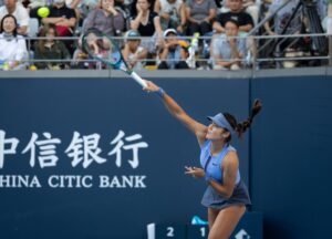 La británica Emma Raducanu, durante su partido contra la estadounidense Jessica Pegula, en el Abierto de China. EFE/EPA/JESSICA LEE