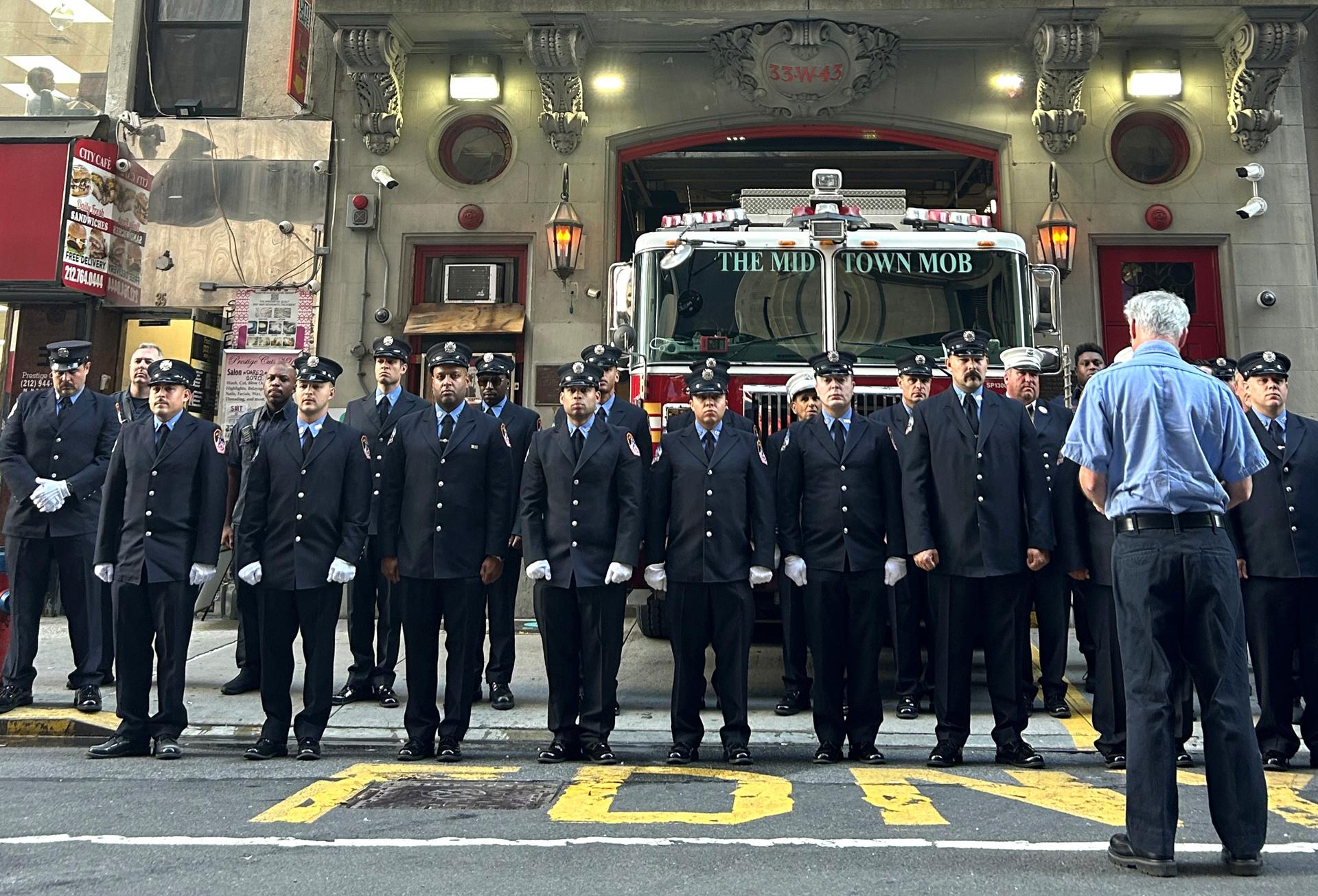 Bomberos del parque de Midtown forman durante un minuto de silencio en memoria de sus compañeros caídos el 11S en Nueva York (Estados Unidos). EFE/ Javier Otazu