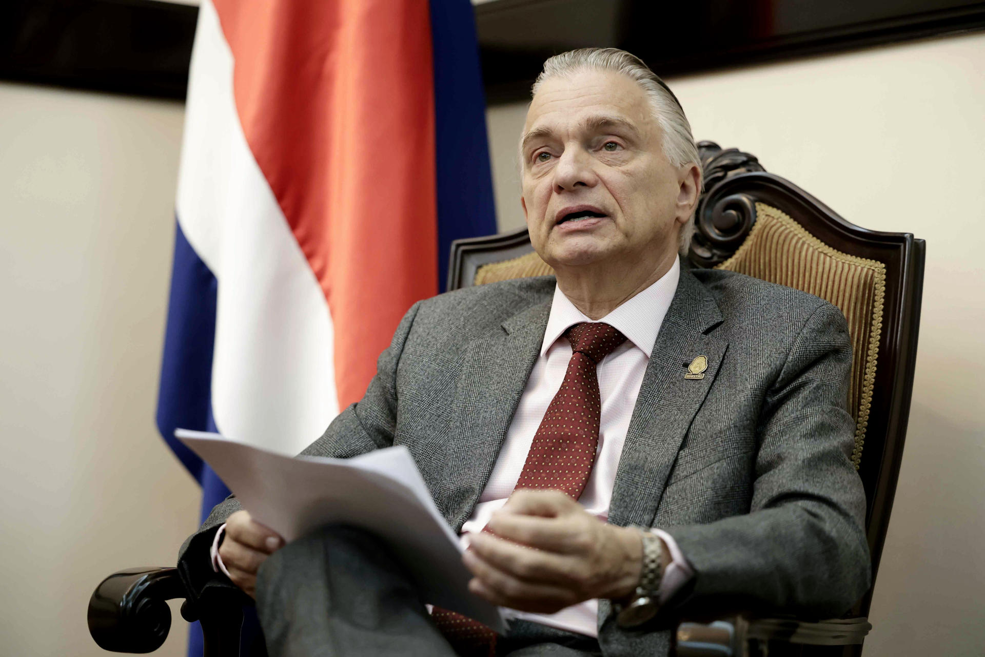 El canciller de Costa Rica, Arnoldo André, habla durante una entrevista con EFE este viernes, en San José (Costa Rica). EFE/Jeffrey Arguedas