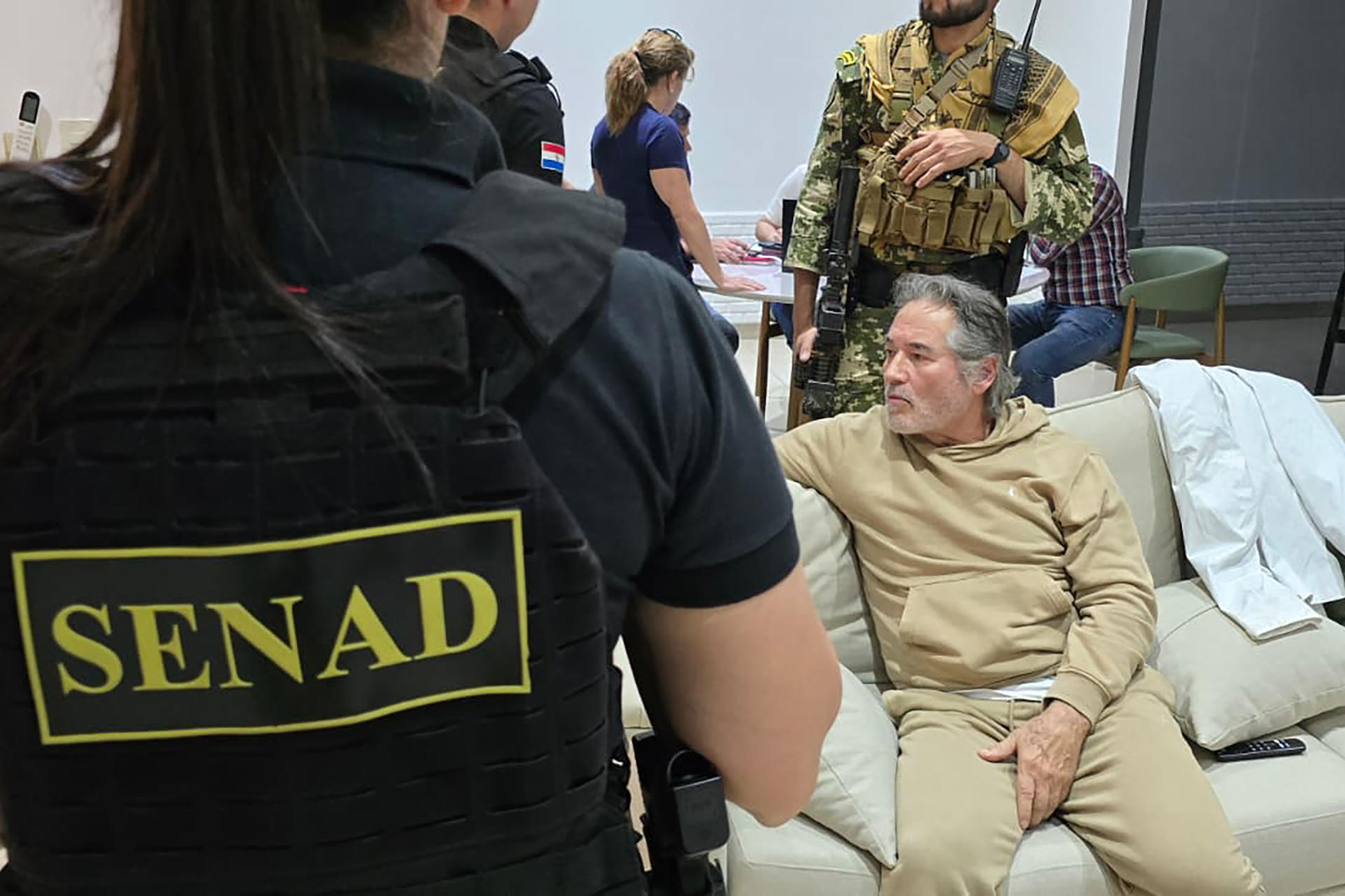 Fotografía cedida que muestra a integrantes de las Fuerzas Armadas custodiando al presunto líder del grupo criminal La Barredora, Hernán Bermúdez Requena, este 13 de septiembre de 2025 en Mariano Roque Alonso (Paraguay). EFE/ Secretaría Nacional Antidrogas de Paraguay
