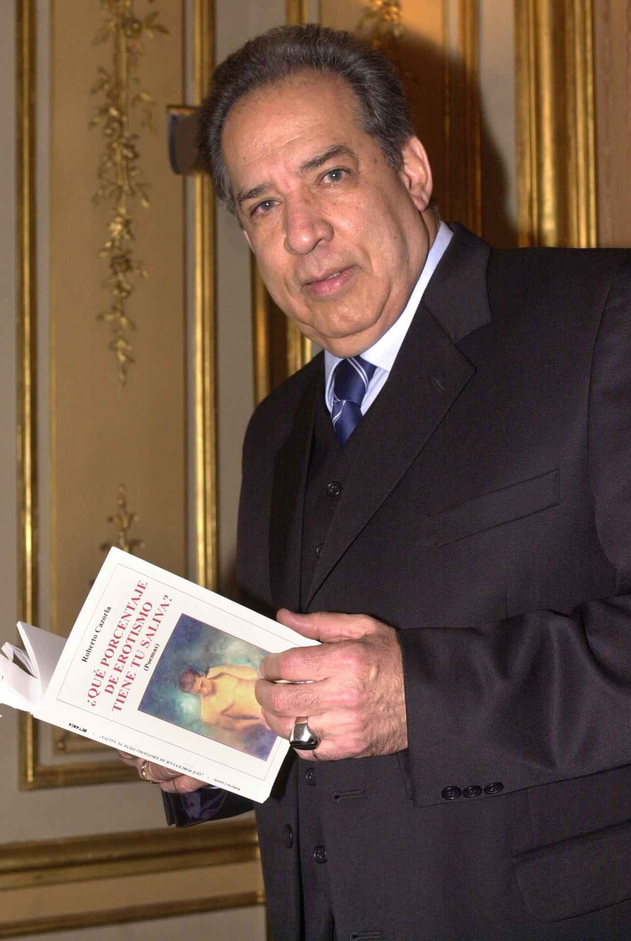 El escritor Roberto Cazorla en la presentación de su libro '¿Qué porcentaje de erotismo tiene tu saliva?', durante un acto celebrado en la Casa de América en Madrid, en enero de 2001. EFE/Angel Díaz