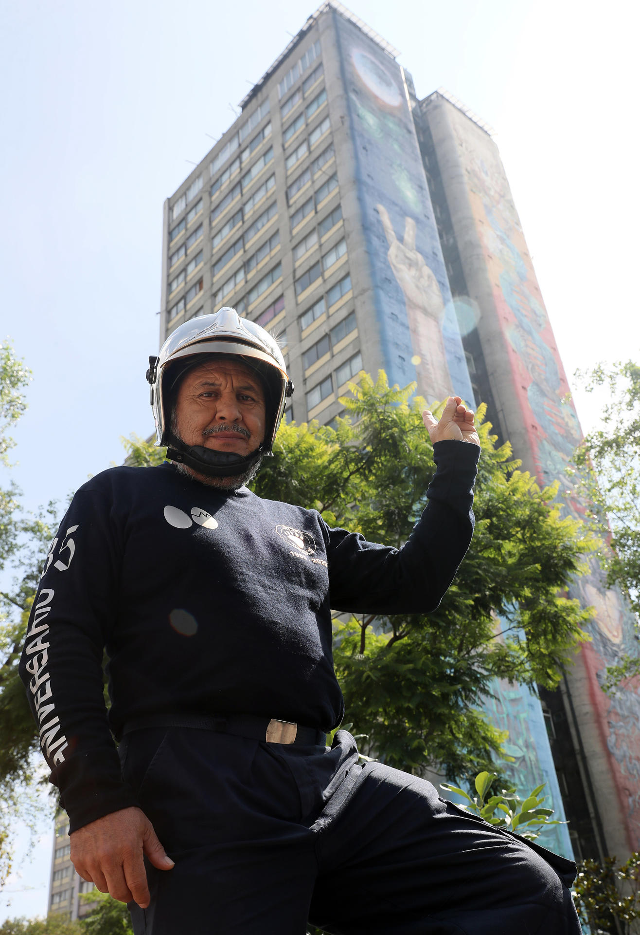 El rescatista 'Topo' Miguel Correa posa este viernes, en Ciudad de México (México). EFE/ Mario Guzmán