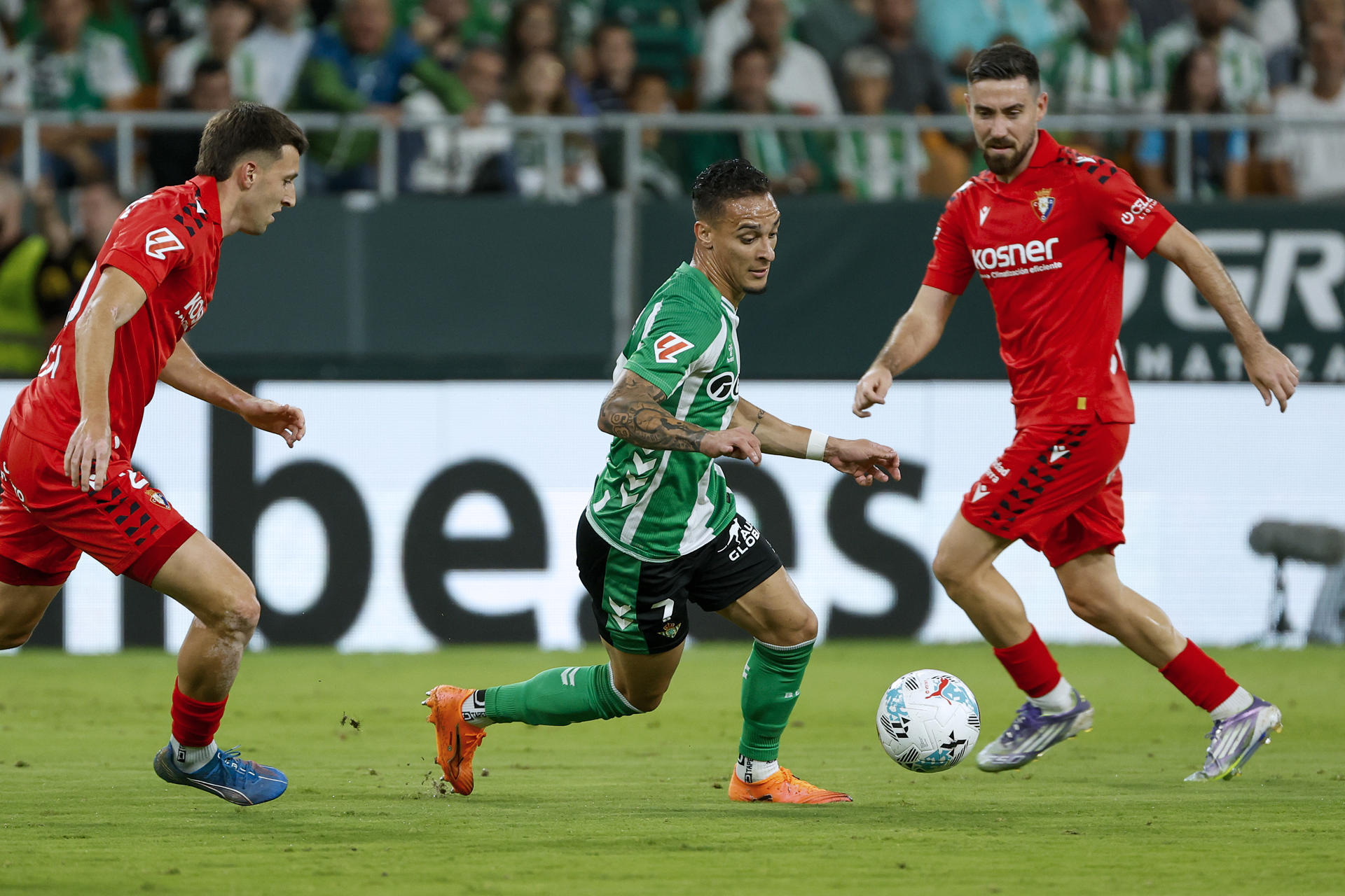 Anthony, del Real Betis, durante el partido de Laliga que Betis y Osasuna disputan este domingo en el estadio de La Cartuja. EFE/Julio Muñoz

