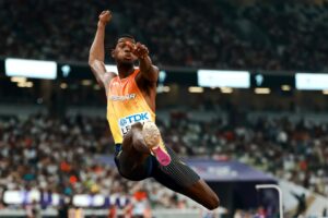 El atleta español Lester Lescay  la final de Salto de Longitud Masculino en el Campeonato Mundial de Atletismo 2025 en Tokio, Japón. EFE/EPA/ALEX PLAVEVSKI