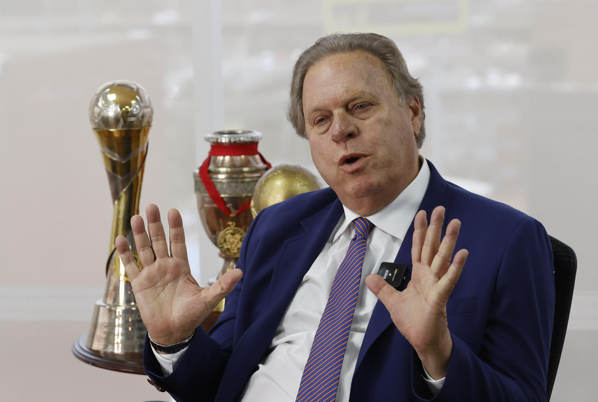 El presidente de la Federación Colombiana de Fútbol (FCF), Ramón Jesurún, durante una entrevista con EFE este jueves en Bogotá. EFE/ Mauricio Dueñas Castañeda
