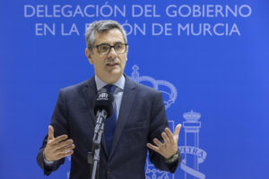 El ministro de la Presidencia, Justicia y Relaciones con las Cortes, Félix Bolaños, atiende a la prensa este viernesmomentos antes del acto de toma de posesión de Francisco Lucas como delegado del Gobierno en Murcia, este viernes donde ha calificado de "fluida y de respeto" la relación del Gobierno con los grupos que apoyaron la legislatura. EFE/Marcial Guillén