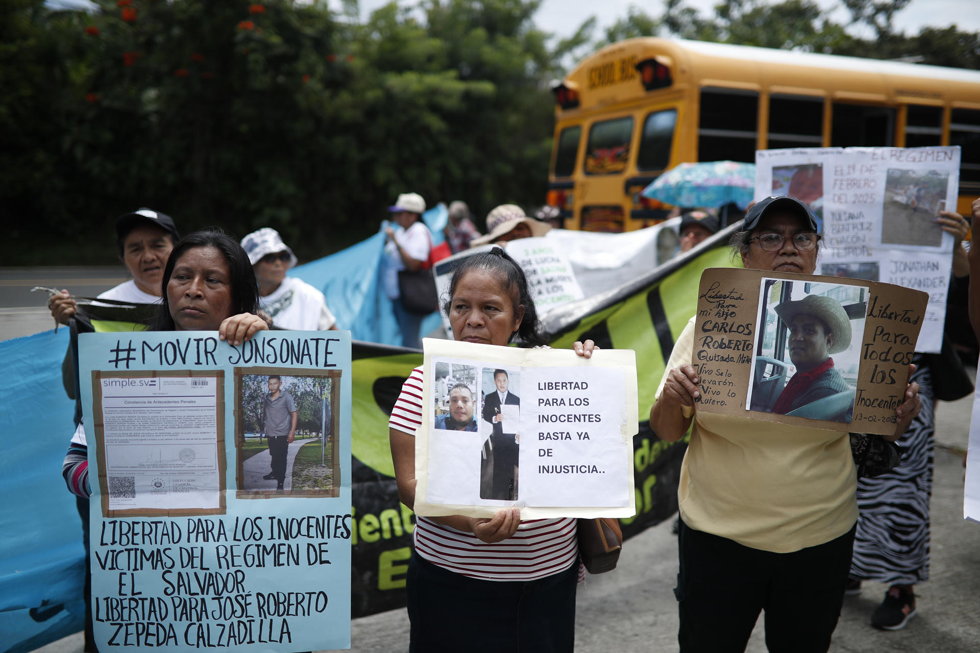 Familiares de personas detenidas bajo el régimen de excepción sostienen carteles durante una manifestación este miércoles, en Nuevo Cuscatlán (El Salvador). EFE/ Rodrigo Sura