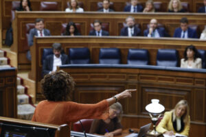 La vicepresidenta primera y ministra de Hacienda, María Jesús Montero (i), interviene durante la sesión de control al Gobierno en el Congreso de los Diputados en Madrid, este miércoles. EFE/ J.J. Guillén
