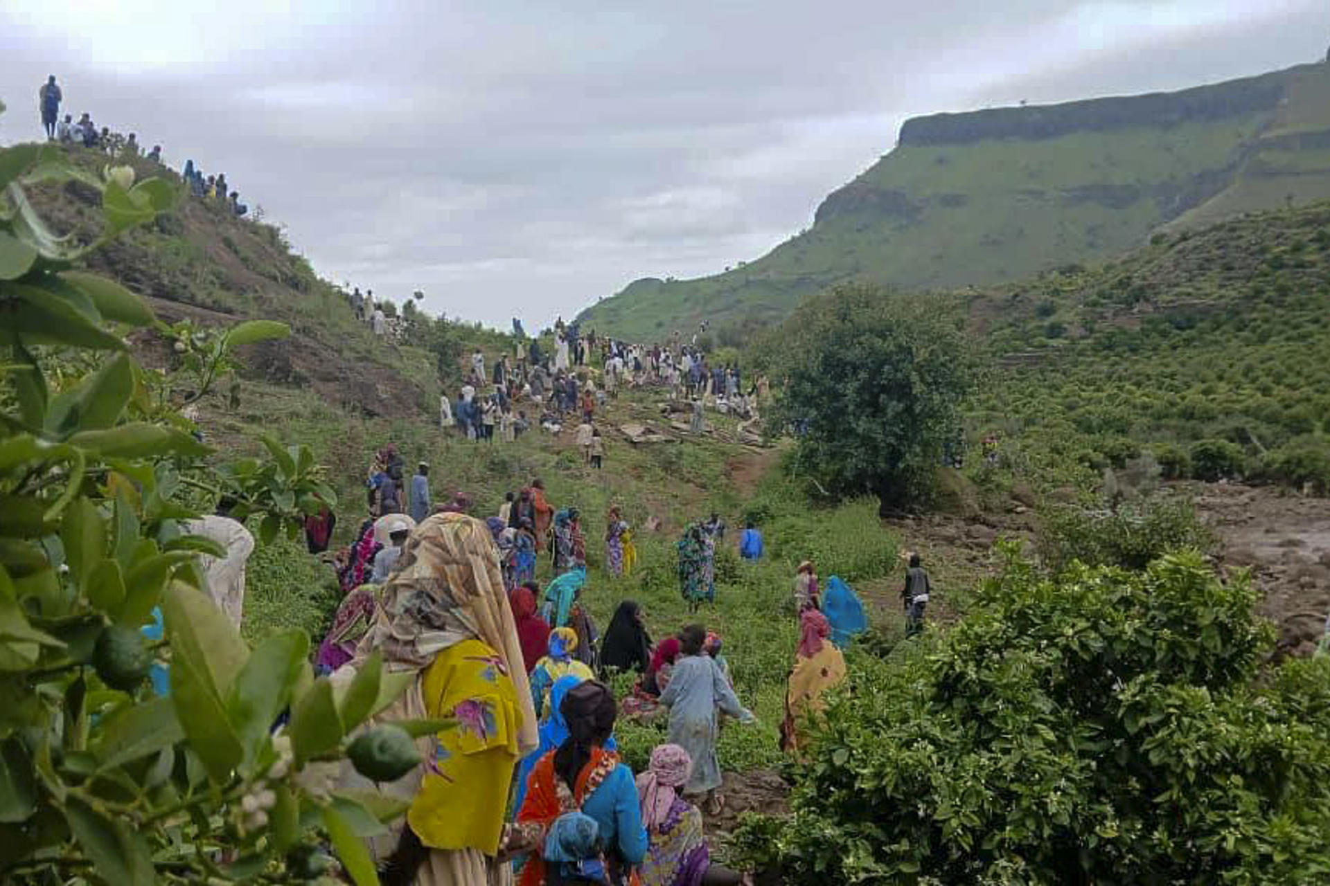 Imágenes publicadas por el Portavoz oficial de la Coordinación General para Desplazados y Refugiados de Jebel Marra en Facebook que muestran el deslizamiento que ha dejado más de mil muertos en estas montañas de Darfur. El Gobernador de la región sudanesa de Darfur, Minni Arko Minawi, pidió este martes "ayuda internacional urgente" tras la muerte de alrededor de mil personas en un deslizamiento de tierra que sepultó una aldea en esa región del oeste del país africano. EFE/ Portavoz Oficial De La Coordinación General Para Desplazados Y Refugiados De Jebel Marra Via Facebook SOLO USO EDITORIAL/SOLO DISPONIBLE PARA ILUSTRAR LA NOTICIA QUE ACOMPAÑA (CRÉDITO OBLIGATORIO)