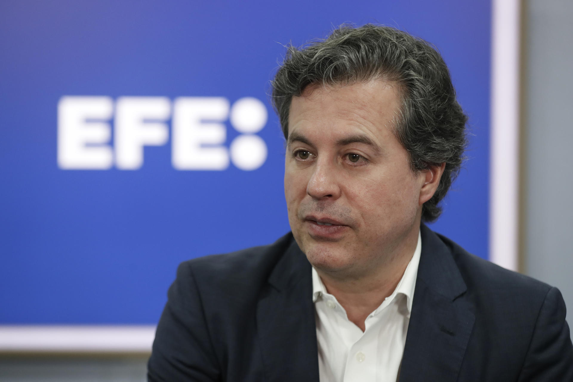 Fotografía del 27 de agosto de 2025 del precandidato a la Presidencia de Colombia Juan Manuel Galán hablando durante una entrevista, en Bogotá (Colombia). EFE/Carlos Ortega