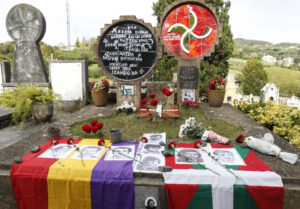 Homenaje en la tumba de Jon Paredes, Txiki, en 2023. EFE/ Juan Herrero.