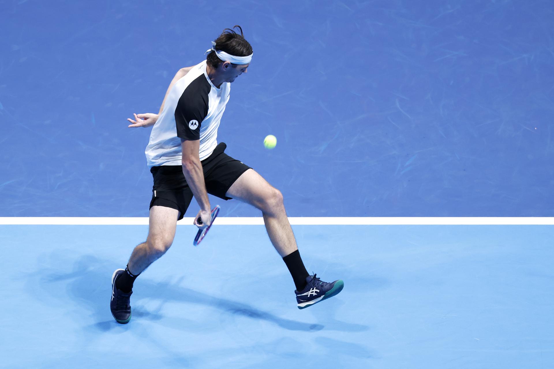 El estadounidense Taylor Fritz devuelve la bola de forma acrobática durante su partido contra Carlos Alcaraz, en la final del Abierto de Tokio. EFE/EPA/KIYOSHI OTA
