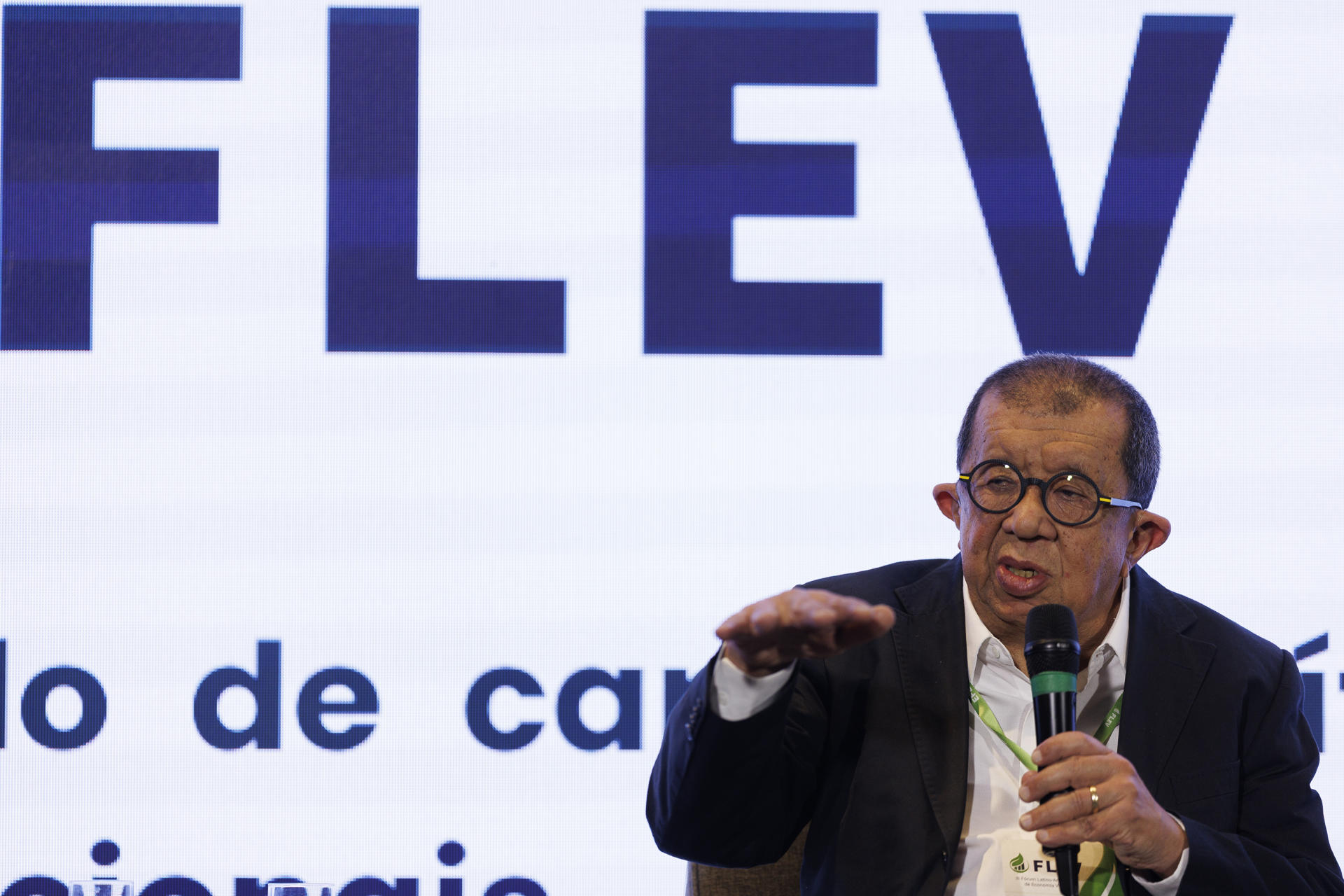 El maestro en física y colaborador de Climainfo, Shigueo Watanabe, habla en el III Foro Latinoamericano de Economía Verde (FLEV) este jueves, en São Paulo (Brasil). . EFE/ Isaac Fontana