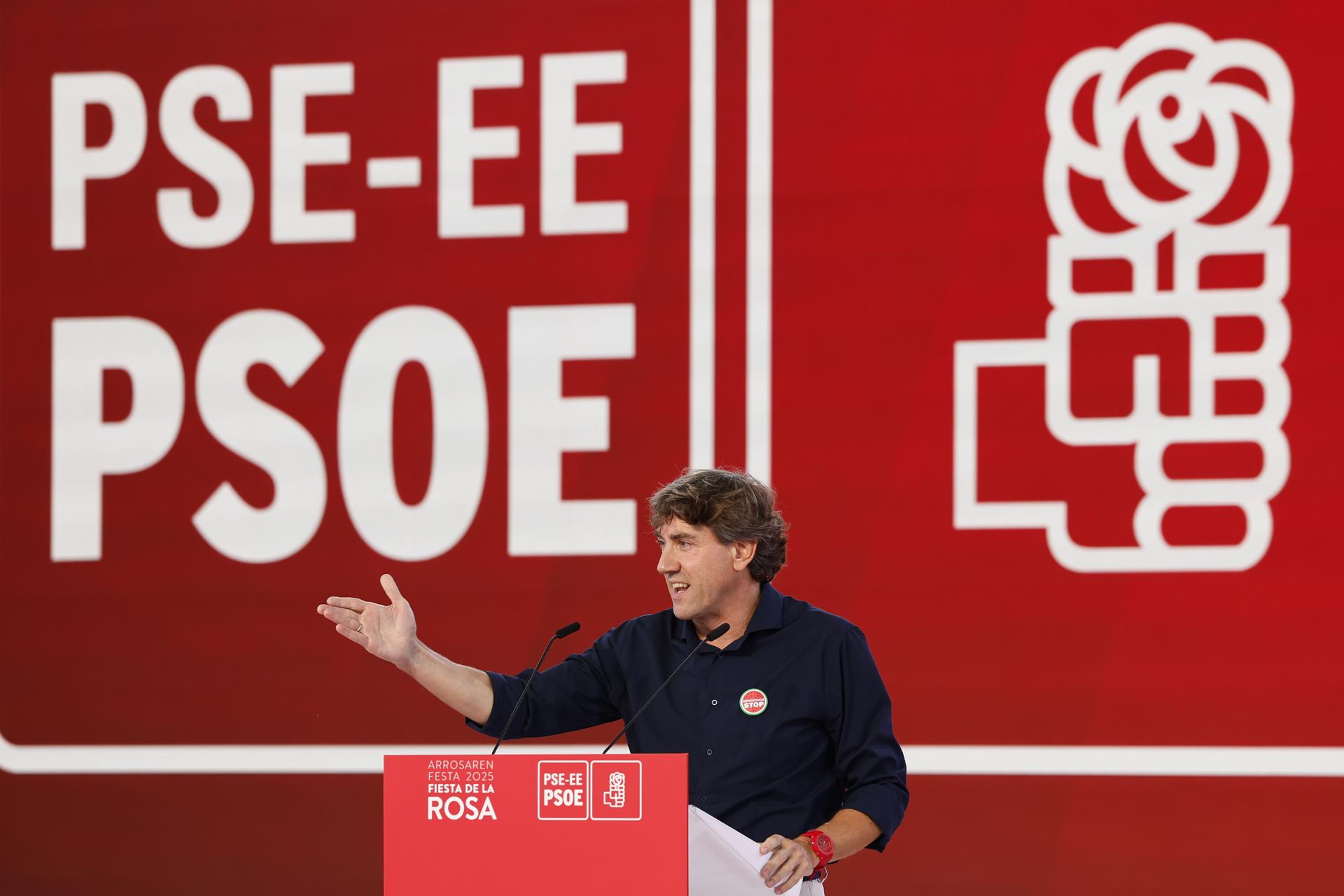 El secretario general del PSE-EE, Eneko Andueza, entre otros, interviene este sábado en la Fiesta de la Rosa organizada por los socialistas vascos en Durango (Bizkaia), a la que ha asistido la secretaria de Organización del PSOE, Rebeca Torró. EFE/ Miguel Toña