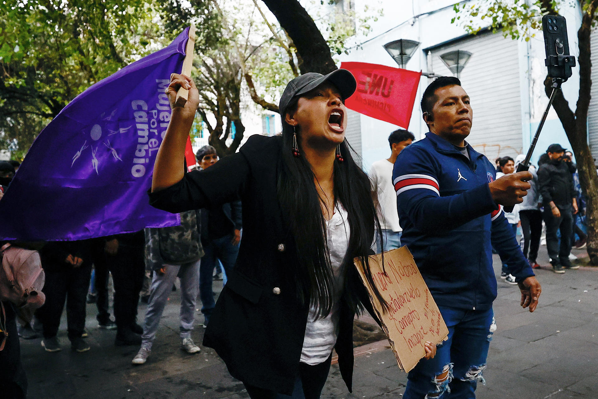 Personas participan en una manifestación este martes, en Quito (Ecuador). . EFE/ José Jácome