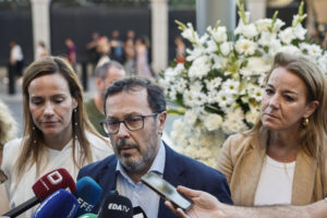 El portavoz nacional de Vox, José Antonio Fuster (c), en la concentración tras el asesinato del activista ultraconservador estadounidense Charlie Kirk, celebrada este jueves frente a la embajada de Estados Unidos en Madrid. EFE/Sergio Pérez