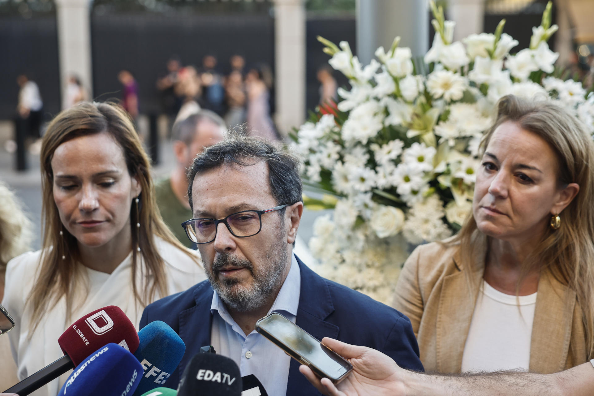 El portavoz nacional de Vox, José Antonio Fuster (c), en la concentración tras el asesinato del activista ultraconservador estadounidense Charlie Kirk, celebrada este jueves frente a la embajada de Estados Unidos en Madrid. EFE/Sergio Pérez