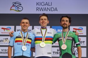 (I-D) el medallista de plata, el belga Remco Evenepoe, el campeón, el esloveno Tadej Pogacar, y Ben Healy, bronce, tras la prueba de élite masculina disputada en Kigali, Ruanda. EFE/EPA/KIM LUDBROOK