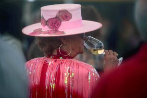 En la imagen de archivo, una mujer bebe vino. EFE/Rafa Alcaide