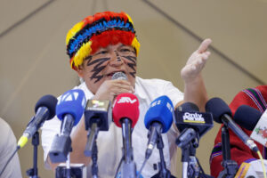 El presidente de la Confederación de Nacionalidades Indígenas (Conaie), Marlon Vargas, habla durante una rueda de prensa este lunes, en Quito (Ecuador). EFE/José Jácome