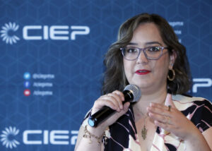 Fotografía de archivo de la directora ejecutiva del Centro de Investigación Económica y Presupuestaria (CIEP), Alejandra Macias, hablando durante una conferencia de prensa en Ciudad de México (México). EFE/ Mario Guzmán