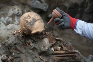 Una persona limpia piezas antiguas este miércoles, en Lima (Perú). EFE/ Paolo Aguilar