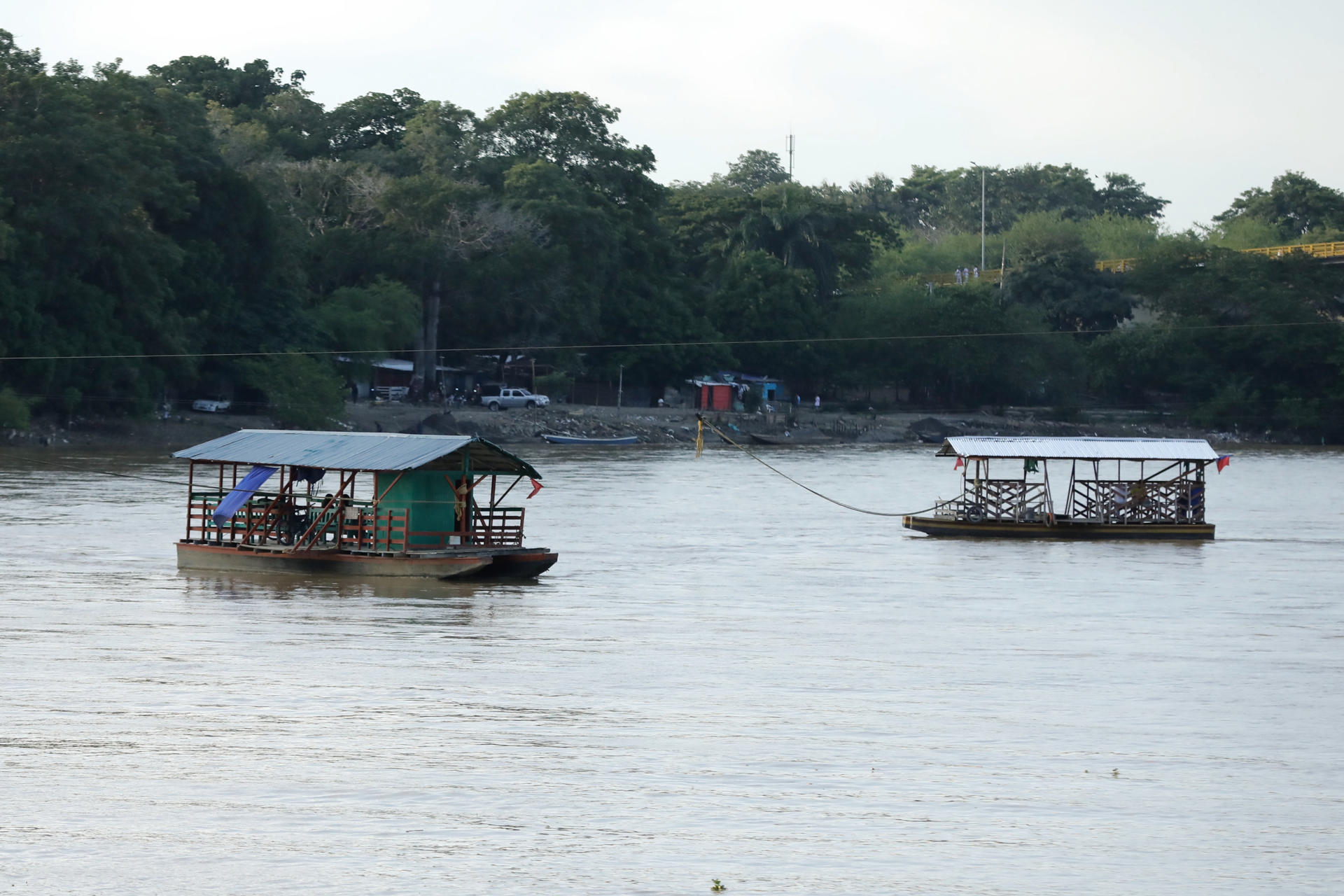 Fotografía del 27 de agosto de 2025 de embarcaciones artesanales llamadas 'planchones' en el río Sinú, en Montería (Colombia). EFE/ Juan Diego López