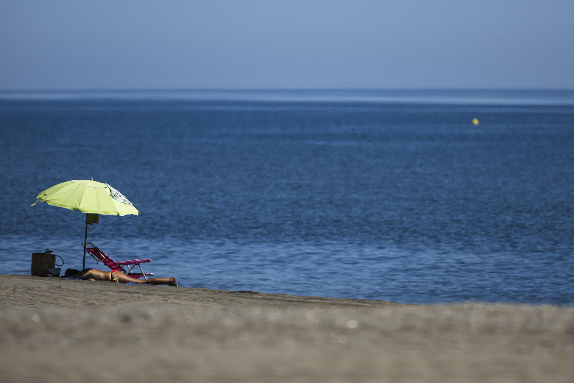 Varias personas disfrutan del buen tiempo en la playa de El Rincón de la Victoria (Málaga) a principios de septiembre. EFE/Jorge Zapata