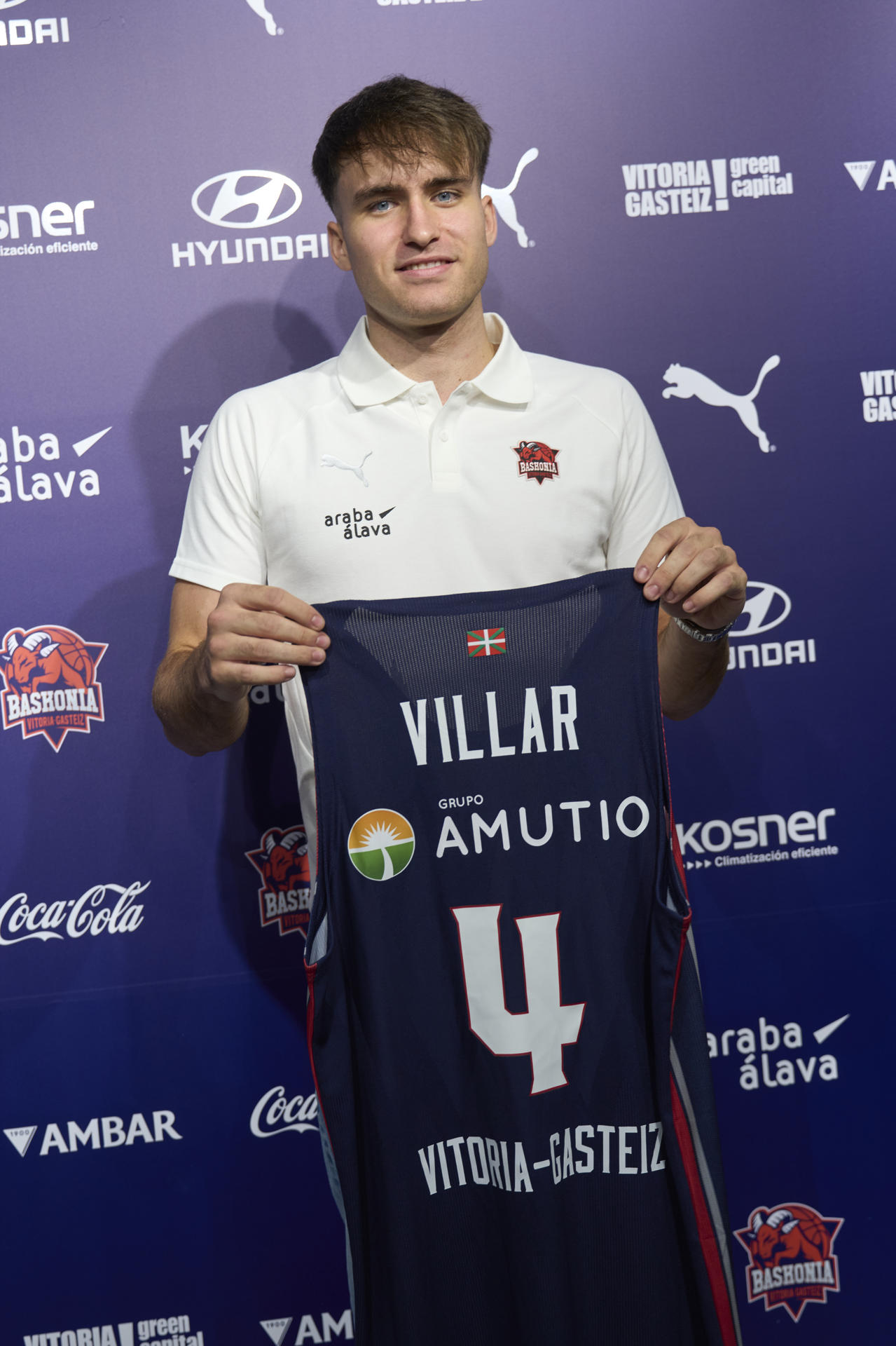 El base catalán Rafa Villar durante su presentación este lunes en Vitoria como nuevo jugador del Baskonia, procedente del Lleida. EFE/ADRIAN RUIZ HIERRO