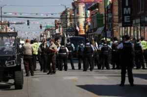 Agentes de policía fueron capturados el pasado 14 de septiembre, durante un desfile, en Chicago (Illinois, EE.UU.). EFE/Abel Uribe