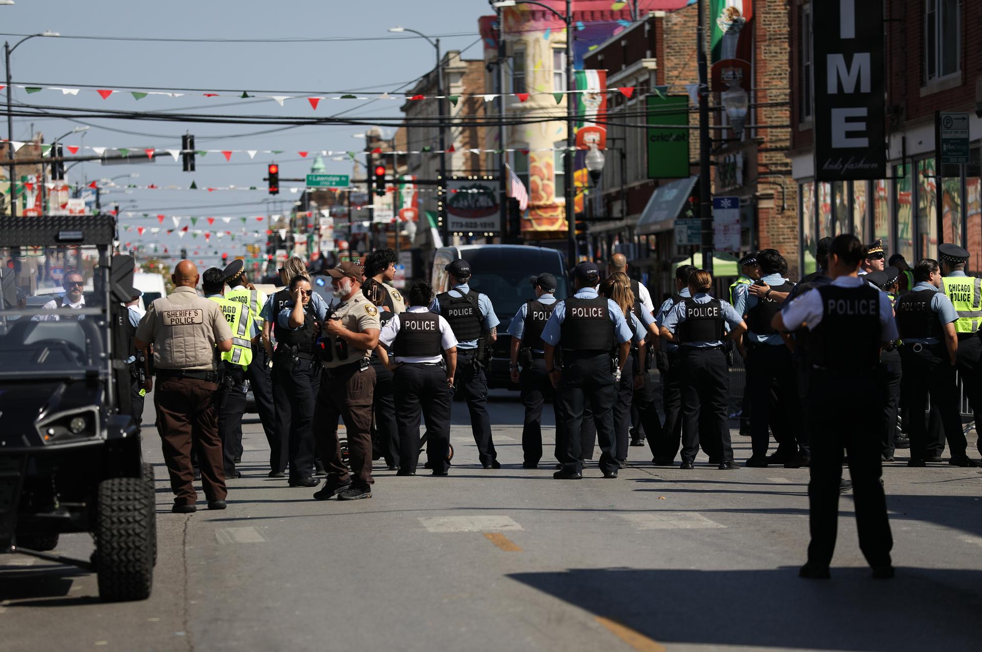 Agentes de policía fueron capturados el pasado 14 de septiembre, durante un desfile, en Chicago (Illinois, EE.UU.). EFE/Abel Uribe