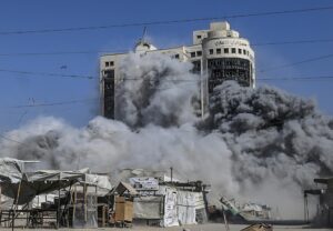 GAZA CITY (---), 08/09/2025.- Smoke rises from the al-Roya residential building following an Israeli airstrike in the west of Gaza City, Gaza Strip, 08 September 2025. Israel confirmed the strike, claiming the building was housing 'intelligence gathering means'. EFE/EPA/MOHAMMED SABER