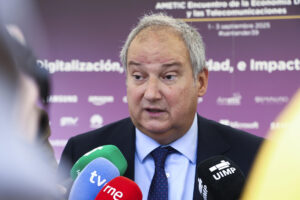El ministro de Industria, Turismo y Comercio, Jordi Hereu clausura este miércoles la tercera y última jornada del 39 encuentro de la Economía Digital y de las Telecomunicaciones celebrada en Santander. EFE/ Celia Agüero