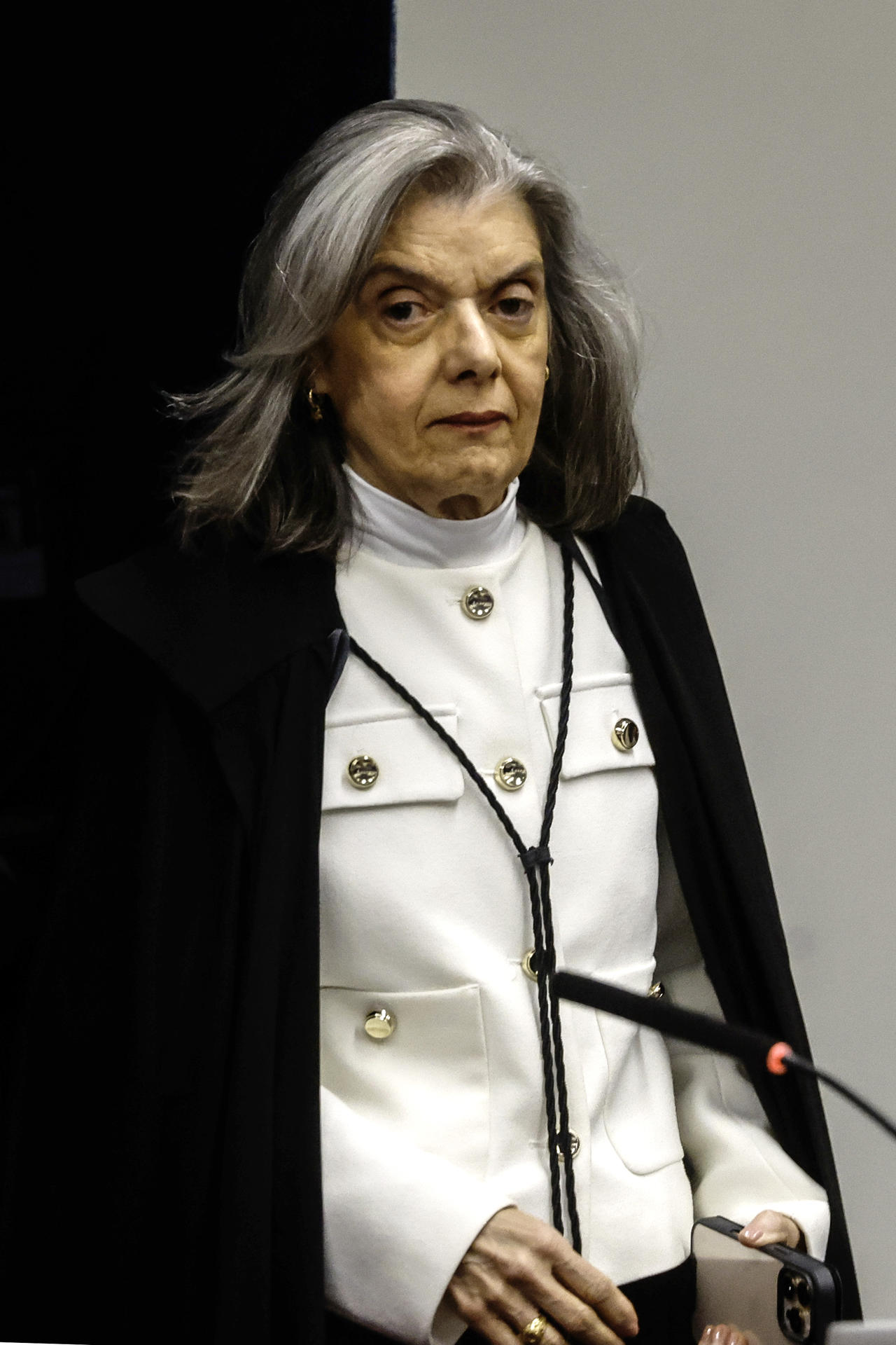 La magistrada de la Suprema Corte de Brasil, Cármen Lúcia Antunes, asiste al juicio por el intento de golpe de Estado del expresidente de Brasil Jair Bolsonaro y otros siete acusados este jueves, en el Supremo Tribunal Federal en Brasilia (Brasil). EFE/ Antonio Lacerda
