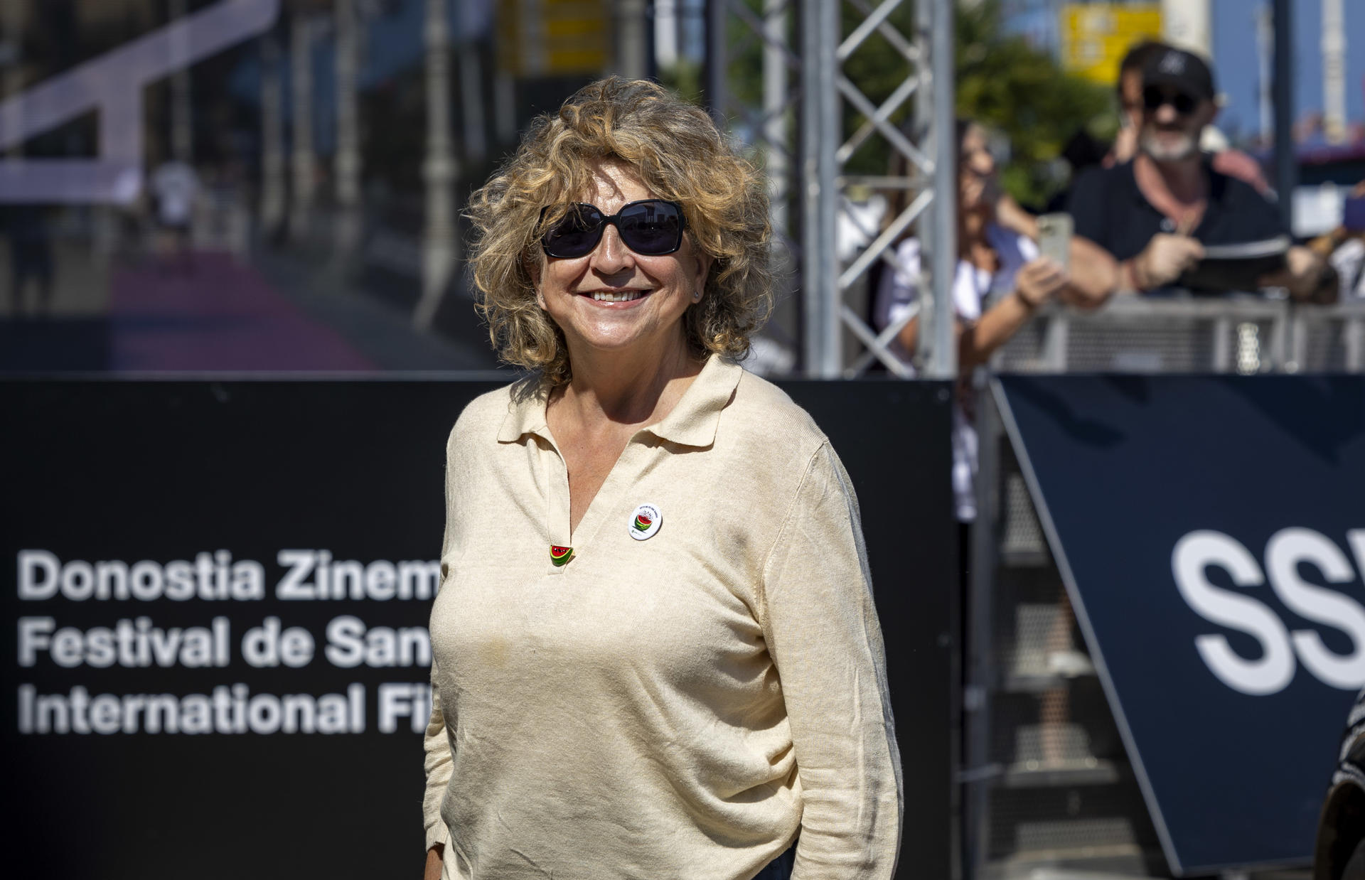 La productora Esther García, quien mañana recibirá el Premio Donostia de la 73 el Festival Internacional de Cine de San Sebastián, a su llegada este jueves al hotel que aloja a los invitados del certamen. EFE/Juan Herrero

