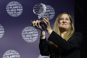 Archivo (15/10/2022).- La escritora Luz Gabás ha ganado esta noche el 71º Premio Planeta, en la segunda edición que el ganador recibe un millón de euros, con la novela histórica "Lejos de Luisiana", durante la gala celebrada este sábado en Barcelona. EFE/ Toni Albir