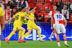 El jugador Sondre Brunstad Fet, del Bodo/Glimt (C), celebra un gol durante el partido de la fase de liga de la UEFA Champions League que han jugado Slavia Praha y FK Bodo/Glimt en Praga República Checa. EFE/EPA/MARTIN DIVISEK