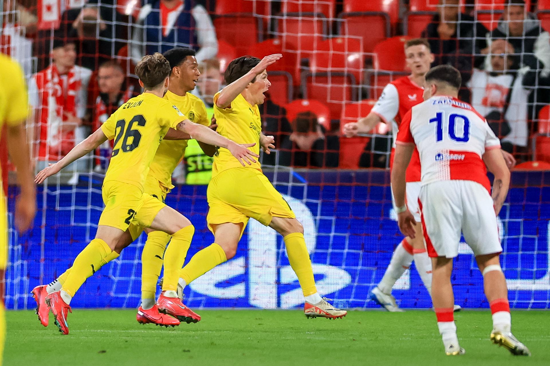 El jugador Sondre Brunstad Fet, del Bodo/Glimt (C), celebra un gol durante el partido de la fase de liga de la UEFA Champions League que han jugado Slavia Praha y FK Bodo/Glimt en Praga República Checa. EFE/EPA/MARTIN DIVISEK