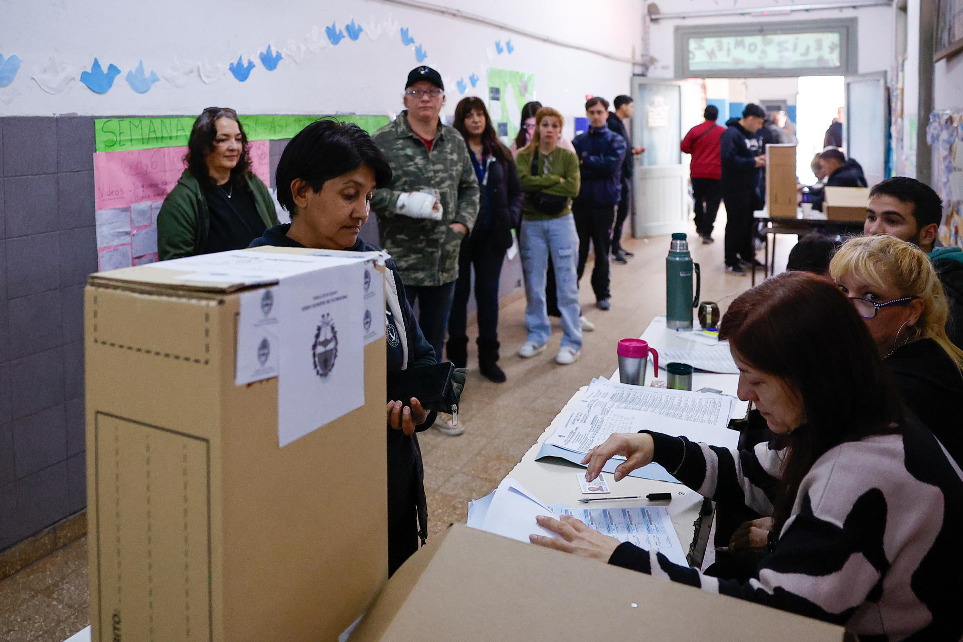 Vista general este domingo, 7 de septiembre, de una mesa de votación para las elecciones legislativas de la provincia de Buenos Aires, en un colegio de Lanús (Argentina). EFE/Juan Ignacio Roncoroni