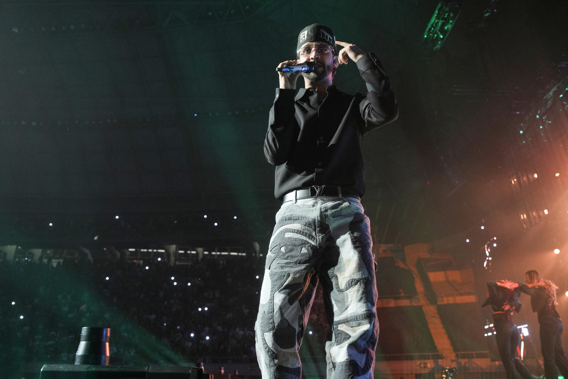 - El cantante puertorriqueño Mora durante el concierto que ha ofrecido hoy martes en el Palau Sant Jordi de Barcelona iniciando su gira española. EFE/Alejandro García
