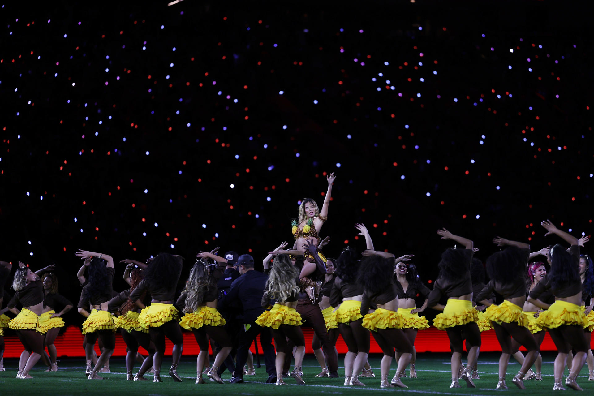 La cantante colombiana Karol G canta en el intermedio de un partido de la NFL entre Los Ángeles Chargers y Kansas City Chiefs en el estadio Neo Química Arena en São Paulo (Brasil). EFE/ Isaac Fontana