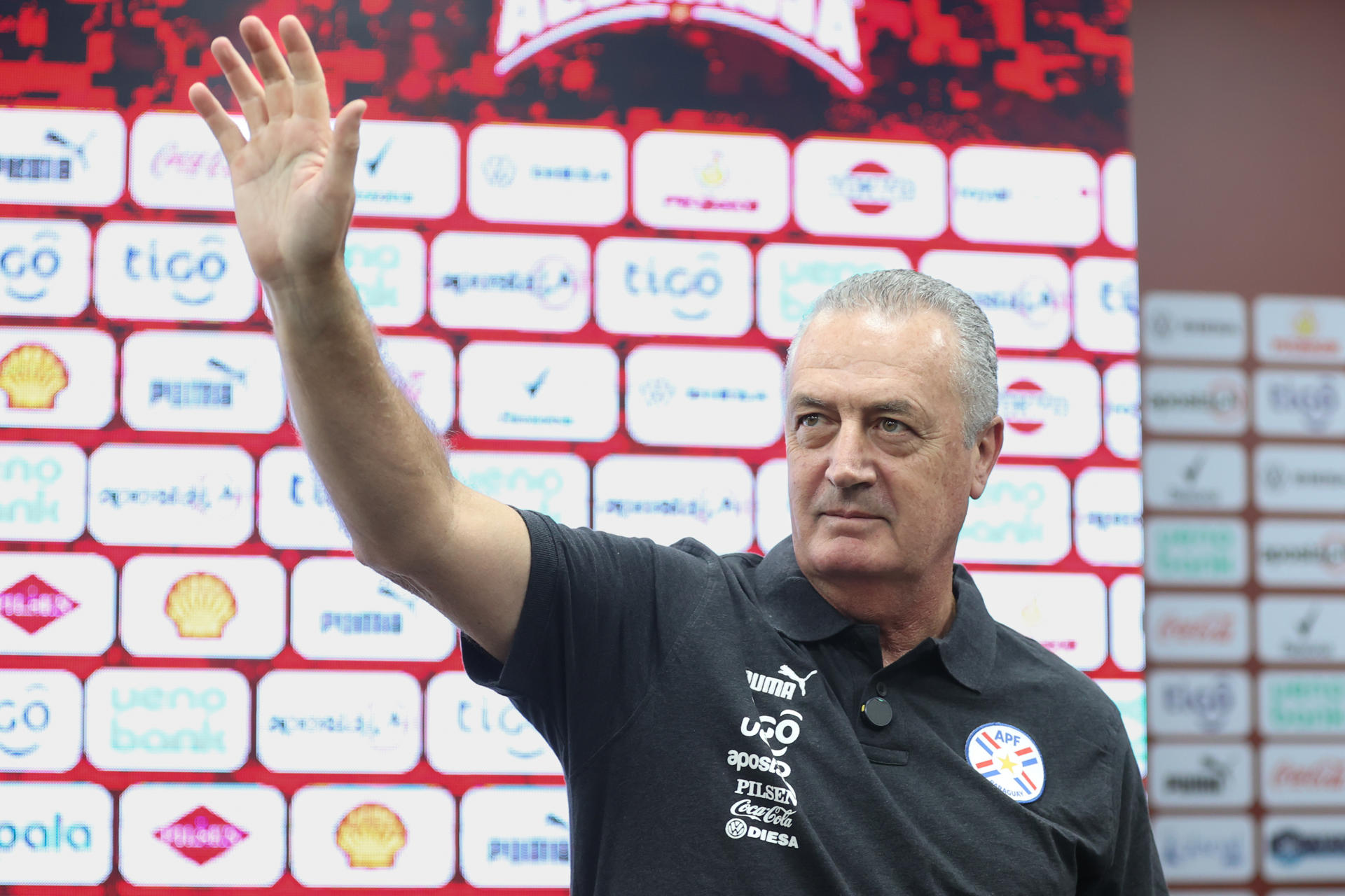 El seleccionador de Paraguay, Gustavo Alfaro, saluda durante una conferencia de prensa en el Centro de Alto Rendimiento en Ypané (Paraguay). EFE/Juan Pablo Pino
