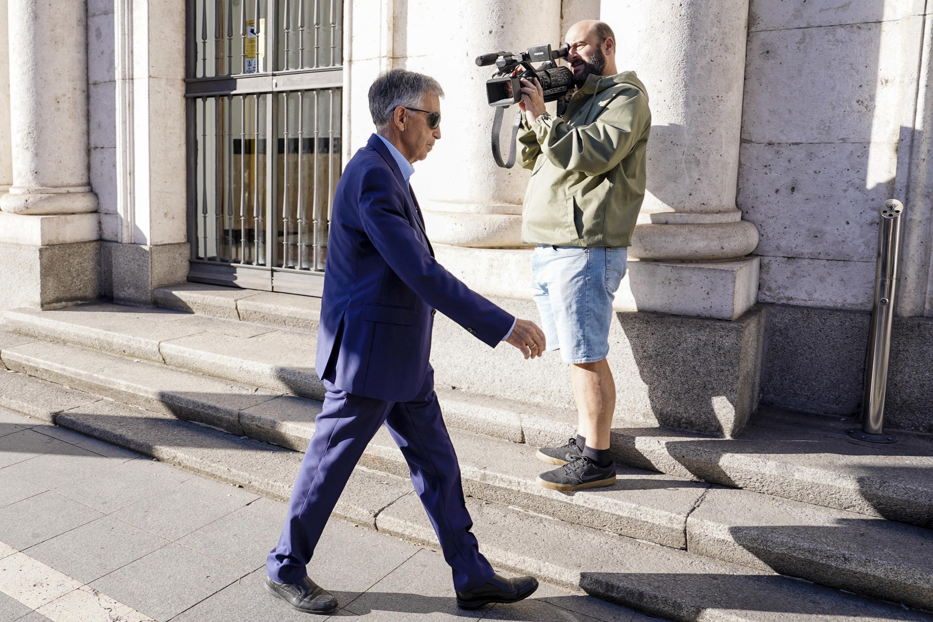 El constructor Patricio Llorente, a su llegada al juicio de la conocida como trama eólica en Castilla y León, que se inicia este lunes en Valladolid con la exposición de las cuestiones previas de las partes. La trama eólica es un supuesto caso de corrupción en el que están acusadas quince personas entre exaltos cargos del Ejecutivo autonómico y empresarios. EFE/Nacho Gallego