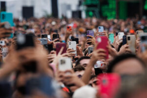Fotografía de archivo de personas usando celulares durante el concierto de la cantante brasileña Ludmilla, en Sao Paulo (Brasil). EFE/Isaac Fontana