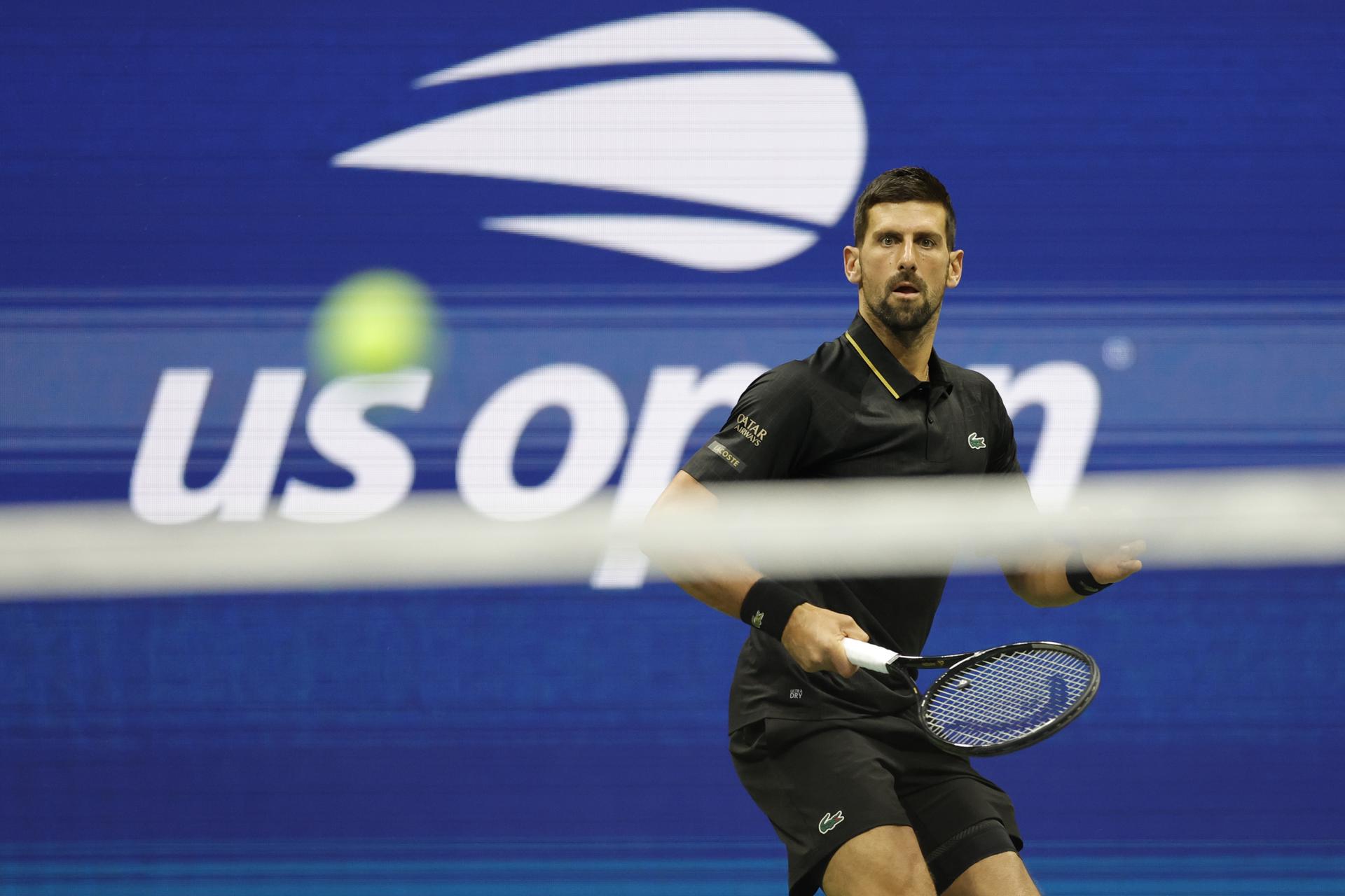 El serbio Novak Djokovic en acción contra el alemán Jan-Lennard Struff durante la cuarta ronda de los Campeonatos de Tenis del Abierto de Estados Unidos en el Centro Nacional de Tenis USTA Billie Jean King en Flushing Meadows, Nueva York, (EE.UU.). EFE/JOHN G. MABANGLO