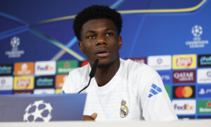 El centrocampista del Real Madrid Aurélien Tchouaméni da una rueda de prensa tras el entrenamiento del equipo este lunes en Valdebebas. EFE/ Real Madrid SOLO USO EDITORIAL/SOLO DISPONIBLE PARA ILUSTRAR LA NOTICIA QUE ACOMPAÑA (CRÉDITO OBLIGATORIO)