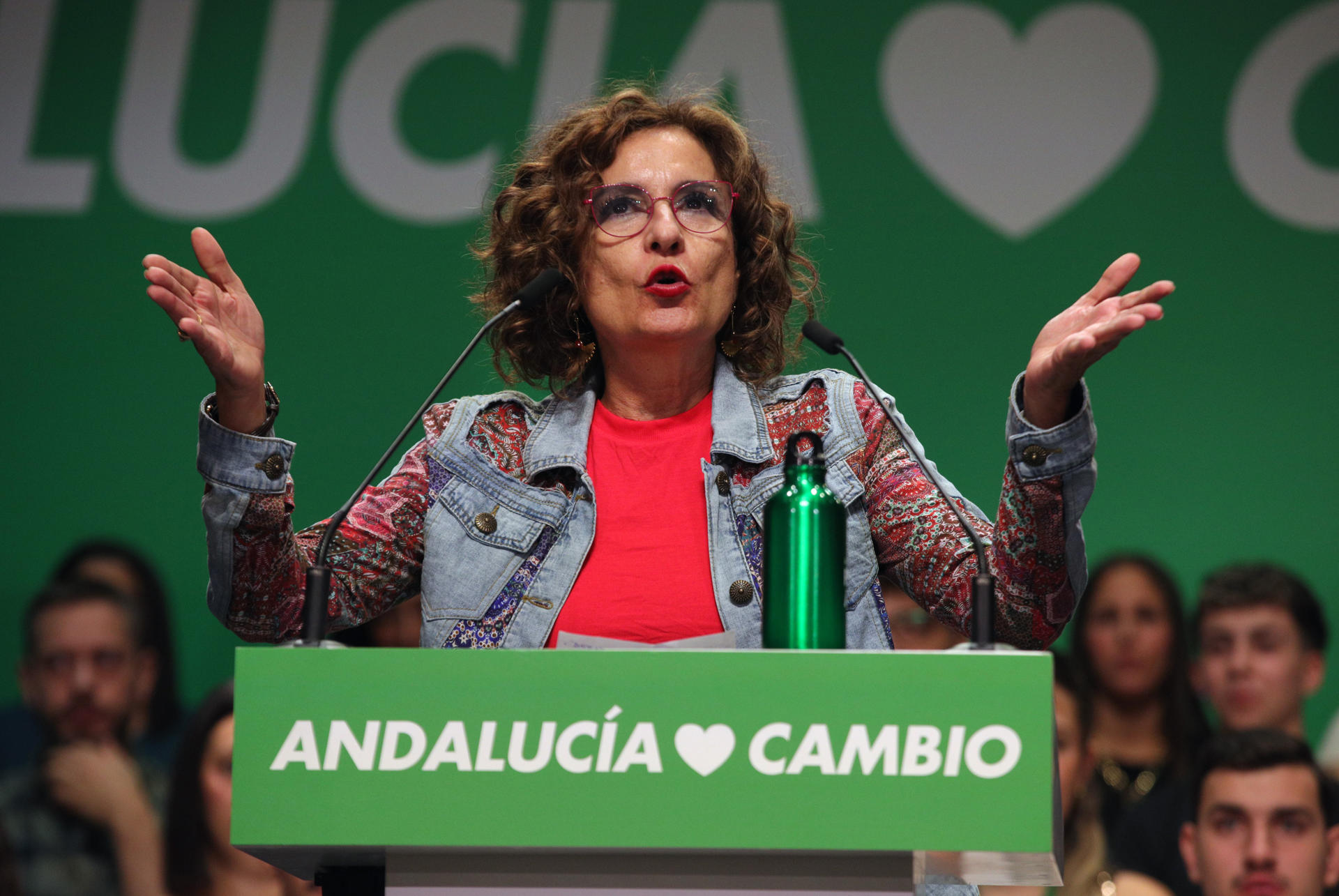 La vicepresidenta del Gobierno y secretaria general del PSOE de Andalucía, en el comienzoMaría Jesús Montero, participa en un acto público en Maracena (Granada) de un curso político que finalizará con las elecciones autonómicas del próximo año, en las que será candidata. EFE/Pepe Torres
