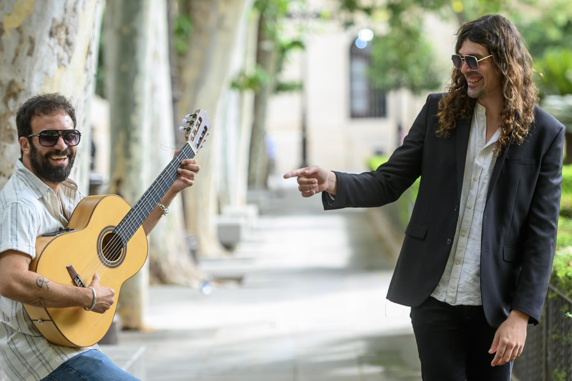 El Canijo de Jerez (i) e Íñigo Bregel (d), en representación de la banda cántabra Los Estanques, durante una entrevista con EFE en Sevilla. EFE/ Raúl Caro