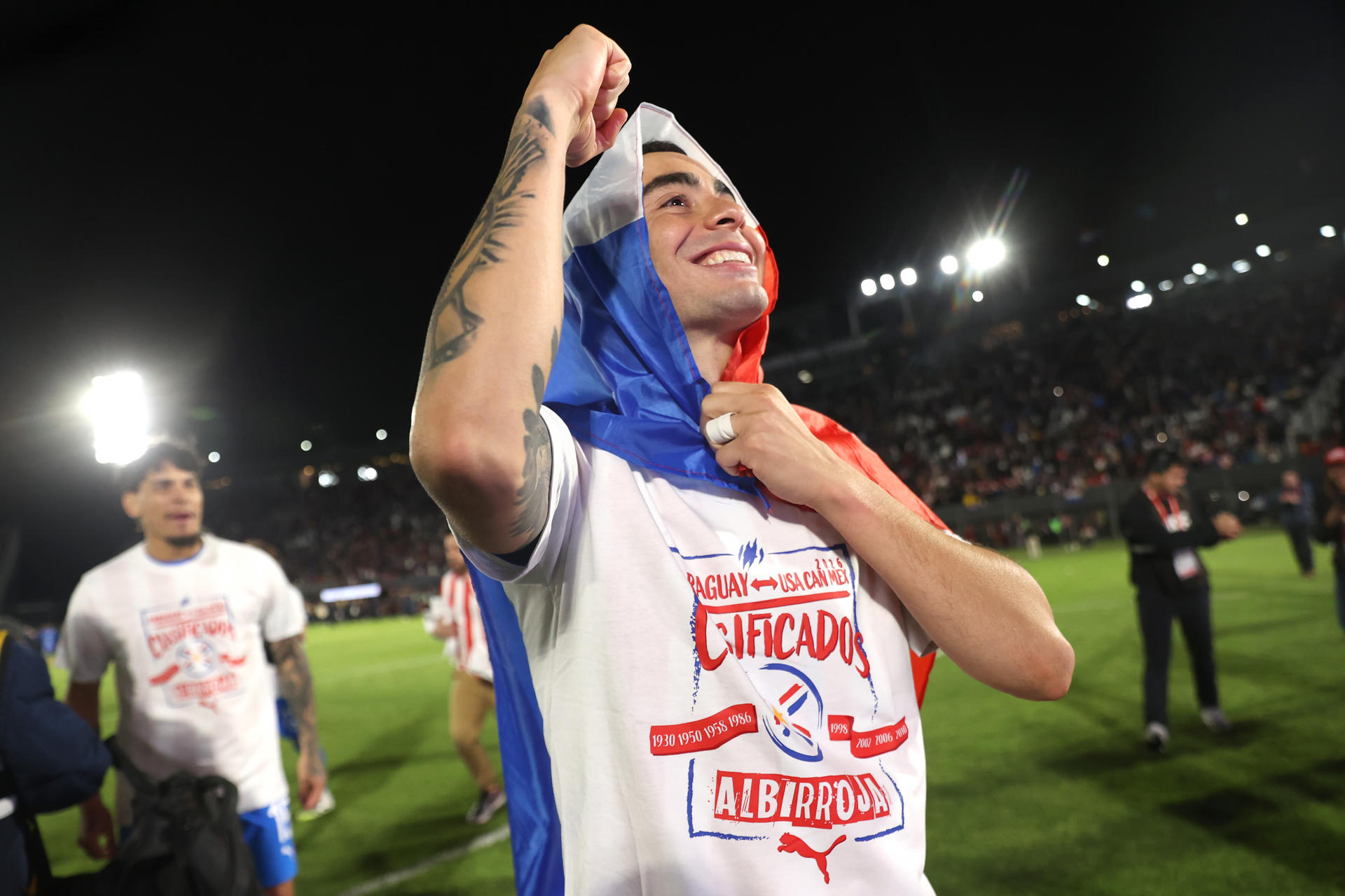 El centrocampista Kendry Páez celebra este jueves la clasificación al Mundial de 2026 tras igualar 0-0 con la de Ecuador este jueves en el estadio asunceno Defensores del Chaco EFE/ Juan Pablo Pino